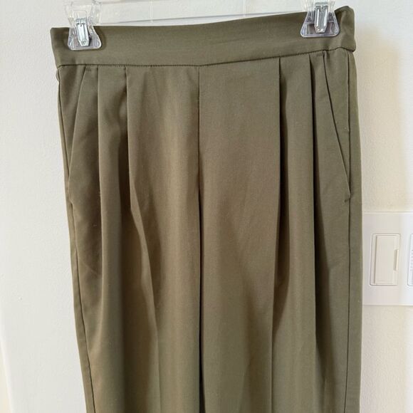 LOWRYS FARM Pleated Tapered Pants in Army Green M - Picture 5 of 16